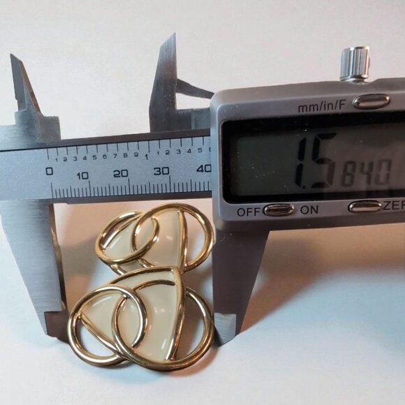 Vintage Kunio Matsumoto For Trifari Modernist Gold Tone Off-White Enamel Clip-On - Picture 4 of 4